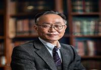 林晓峰，资深影视内容研究员，戴眼镜的中年男性学者在书房背景前微笑，专业学术气质